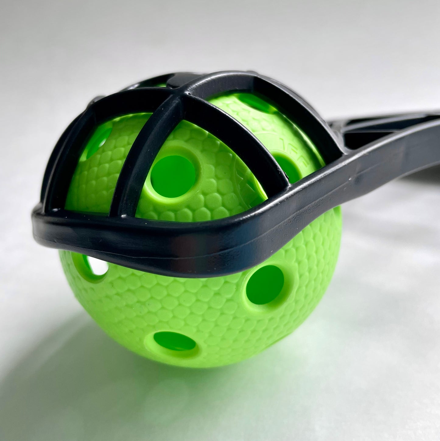 Hockeyball kinetic-blade stick with ball close up