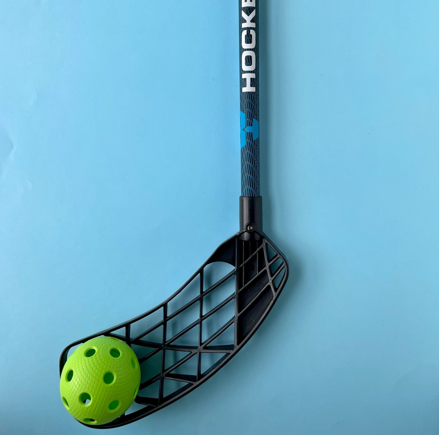 Hockeyball kinetic-shaft blue stick with ball topdown view